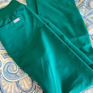 FIGS basic Livingston scrub pants hunter green small